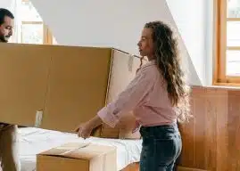Transformez votre grenier en une pièce de vie confortable grâce à ces étapes et astuces d’aménagement