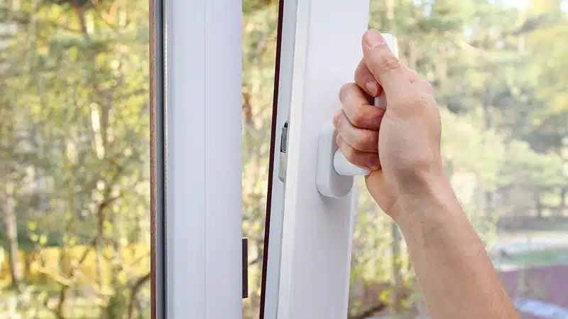 Sécurisez votre maison : comment bien choisir votre entrebâilleur de fenêtre ?
