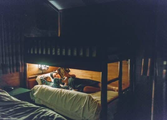 Évasion onirique : les incontournables caractéristiques d’un lit cabane pour enfants