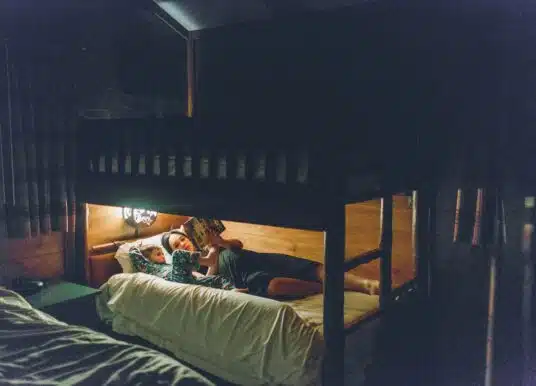 Évasion onirique : les incontournables caractéristiques d’un lit cabane pour enfants